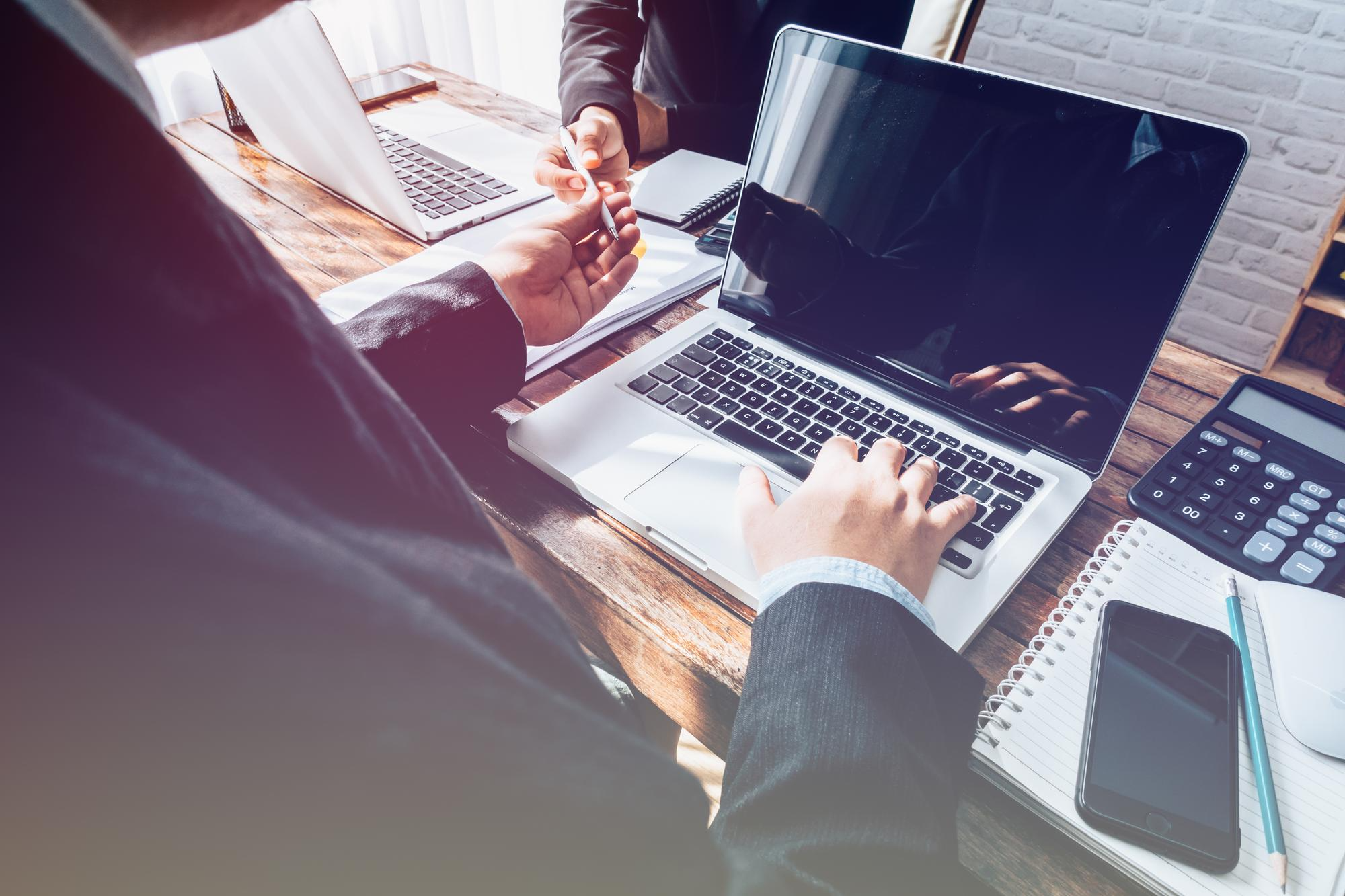 Person arbeitet an Finanzanalysen